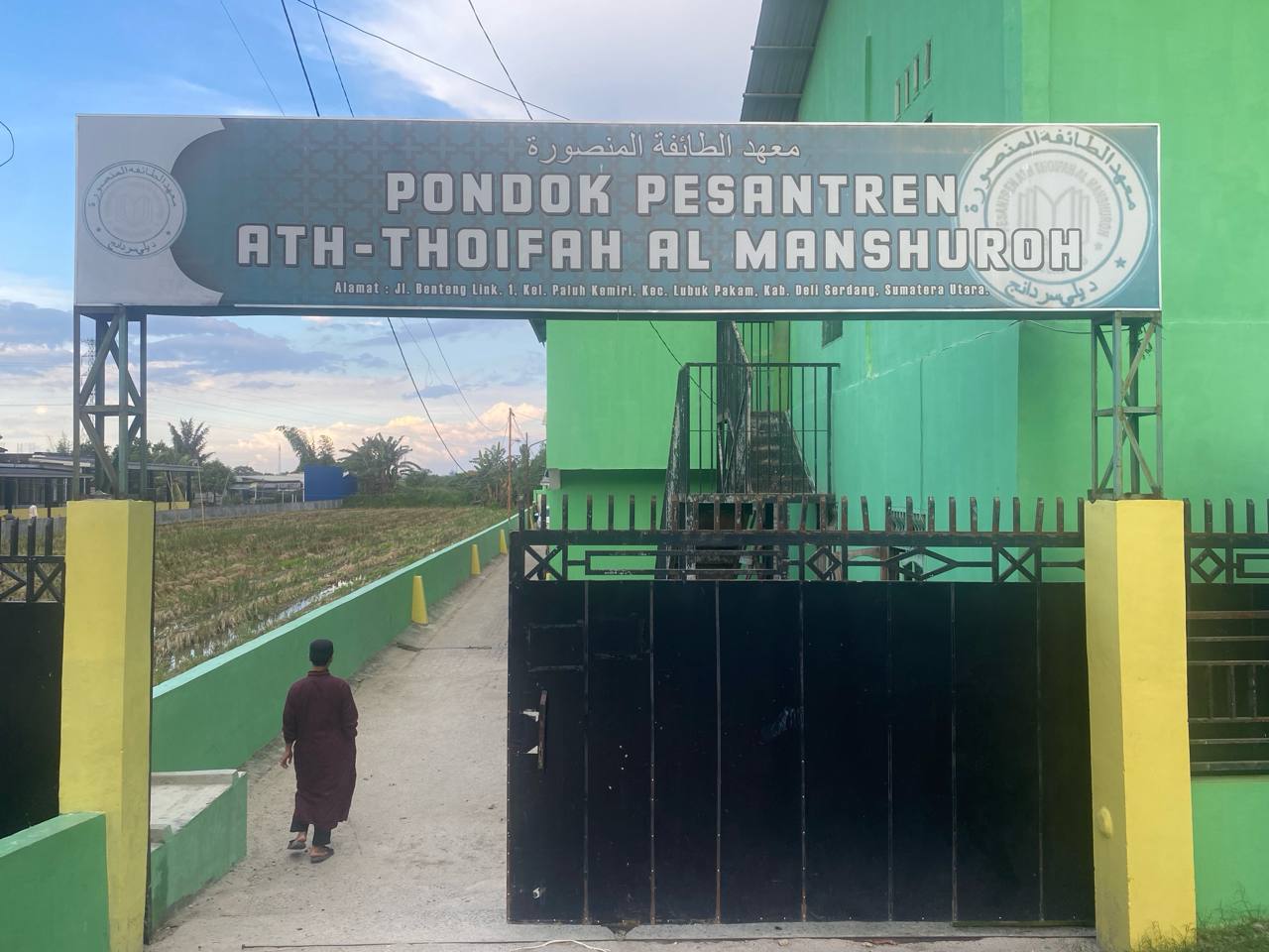 Gerbang Pondok Pesantren Ath-Thoifah Al Manshuroh di Paluh Kemiri, Lubuk Pakam